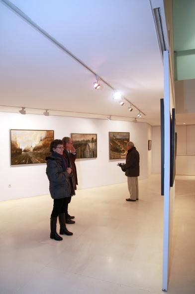 Inauguración Exposición de Charo Vaquerizo "Visiones Urbanas" - Imagen de personas mirando los cuadros de la exposición.