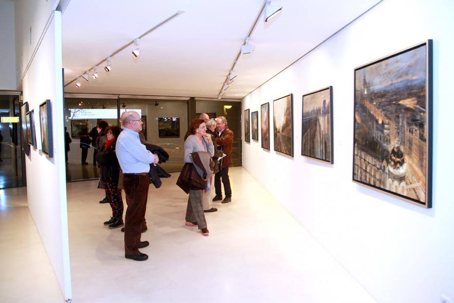 Inauguración Exposición de Charo Vaquerizo "Visiones Urbanas" - Imagen de personas mirando los cuadros de la exposición.