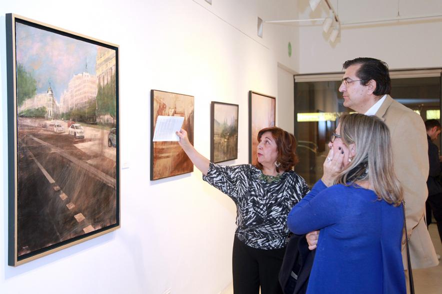 Inauguración Exposición de Charo Vaquerizo "Visiones Urbanas" - Imagen de personas mirando los cuadros de la exposición.