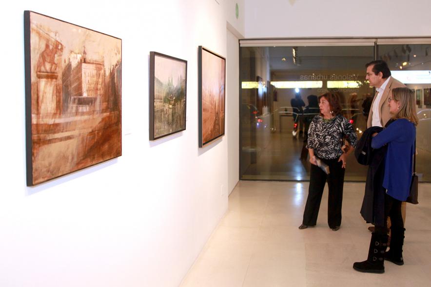Inauguración Exposición de Charo Vaquerizo "Visiones Urbanas" - Imagen de personas mirando los cuadros de la exposición.