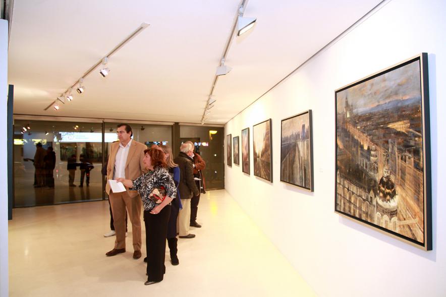 Inauguración Exposición de Charo Vaquerizo "Visiones Urbanas" - Imagen de personas mirando los cuadros de la exposición.