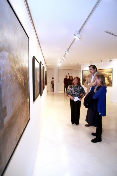 Inauguración Exposición de Charo Vaquerizo "Visiones Urbanas" - Imagen de personas mirando los cuadros de la exposición.