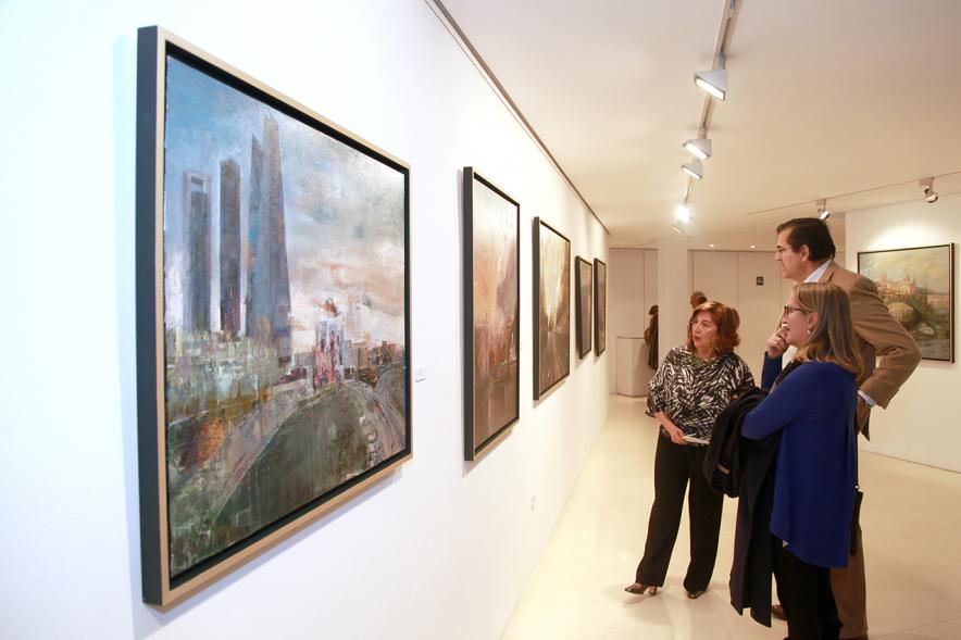 Inauguración Exposición de Charo Vaquerizo "Visiones Urbanas" - Imagen de personas mirando los cuadros de la exposición.