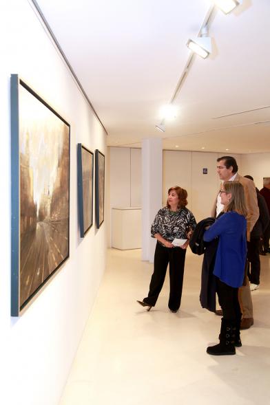 Inauguración Exposición de Charo Vaquerizo "Visiones Urbanas" - Imagen de personas mirando los cuadros de la exposición.