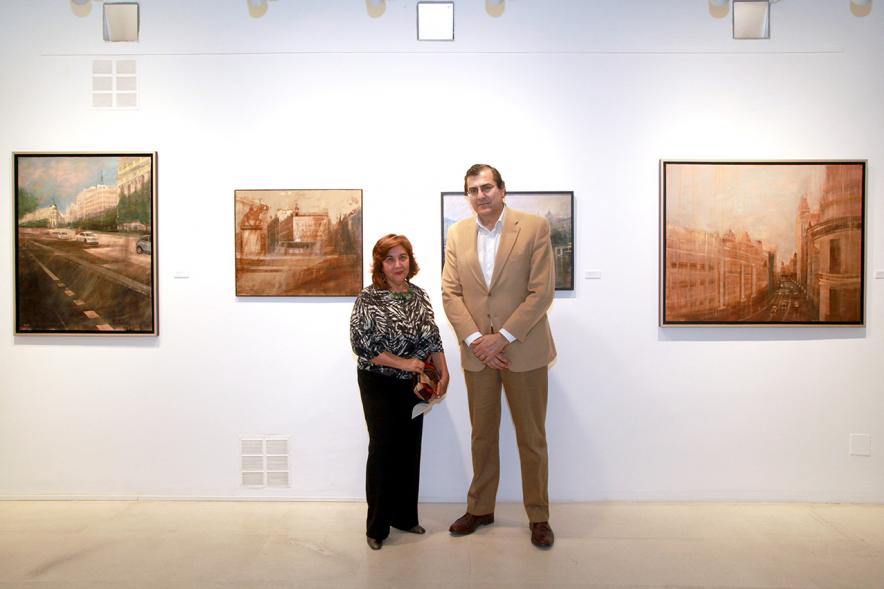 Inauguración Exposición de Charo Vaquerizo "Visiones Urbanas" - Imagen de la autora Charo Vaquerizo junto a un visitante.