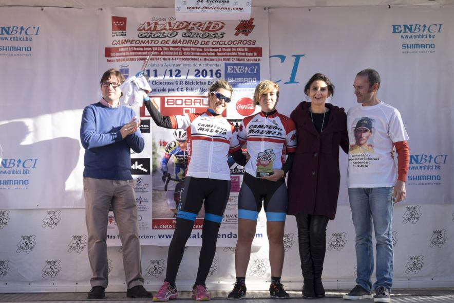 Campeonato de Madrid de Ciclocross - Imagen del pódium con los ganadores masculino y femenino.