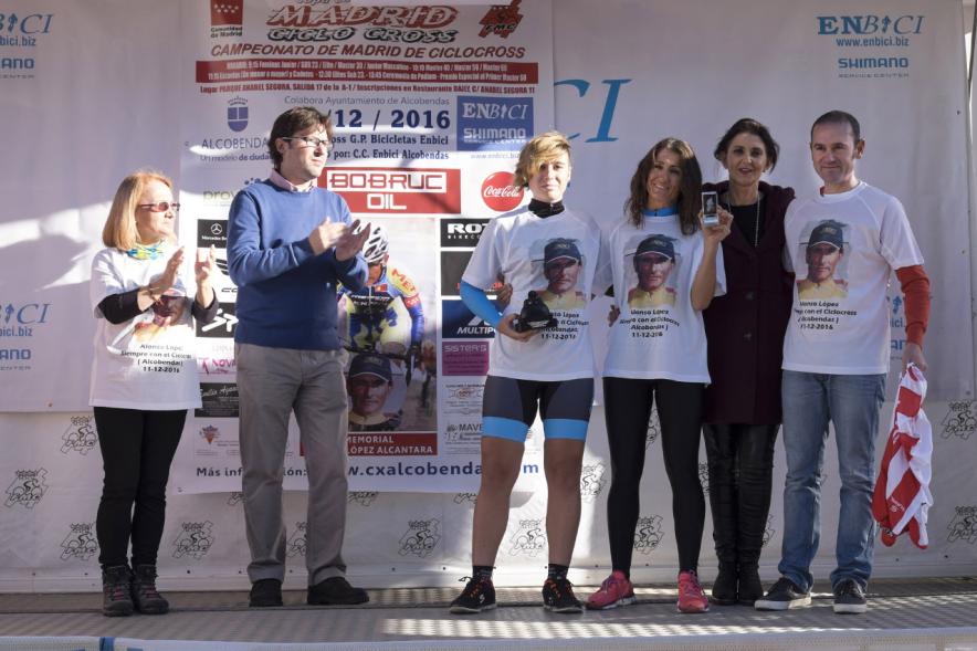 Campeonato de Madrid de Ciclocross - Imagen del pódium con la ganadora femenina.