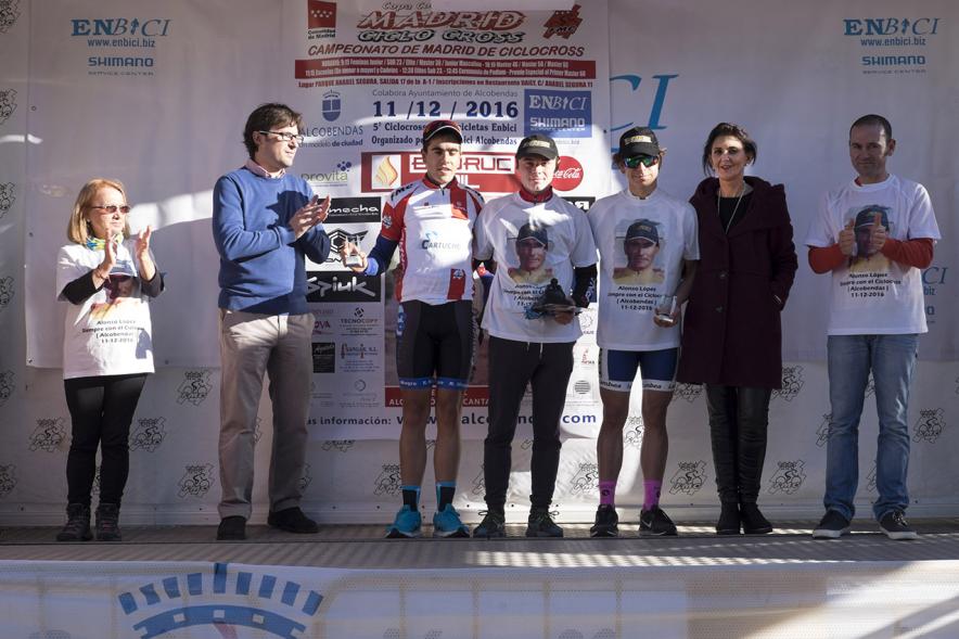 Campeonato de Madrid de Ciclocross - Imagen del pódium con el ganador masculino.