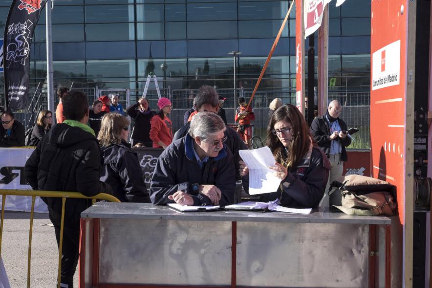 Campeonato de Madrid de Ciclocross - Imagen de la línea de llegada con público.