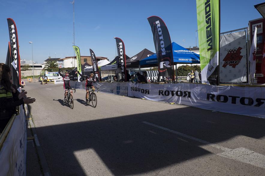 Campeonato de Madrid de Ciclocross - Imagen de ciclistas llegando a meta.
