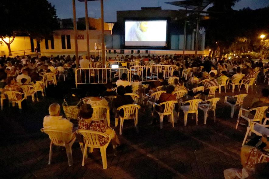 Cine de Verano 13/07/2018 - Panorámica de los asistentes en sus sillas y la pantalla.