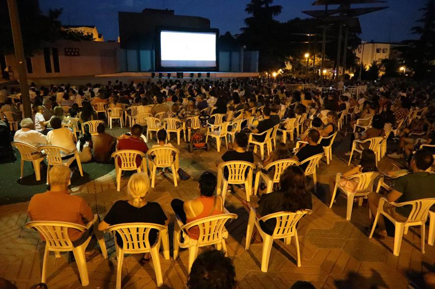 Cine de Verano 13/07/2018 -Panorámica de los asistentes en sus sillas y la pantalla.