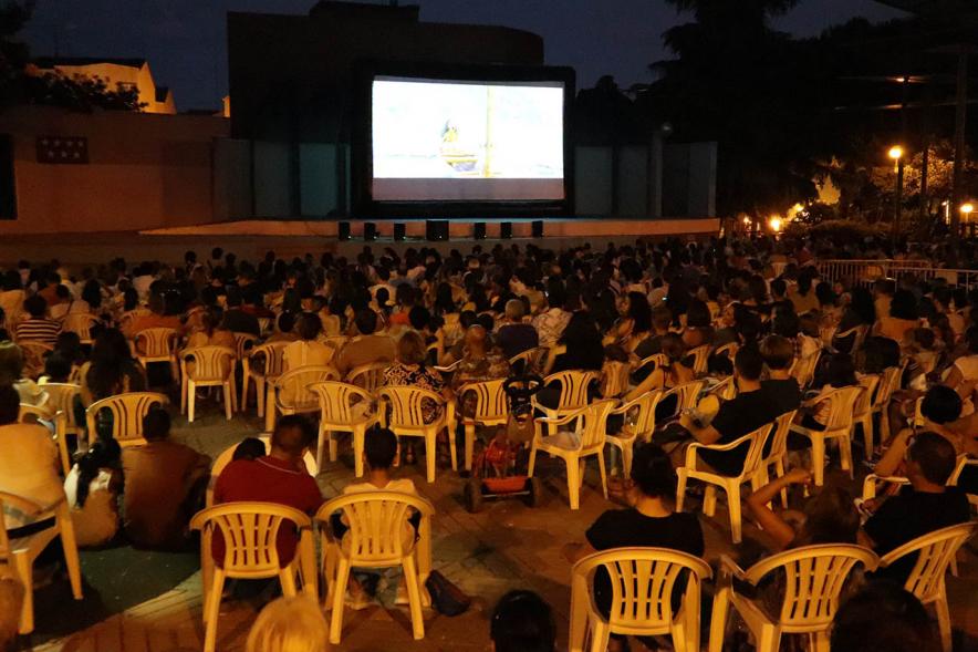 Cine de Verano 13/07/2018 - Panorámica de los asistentes en sus sillas y la pantalla.