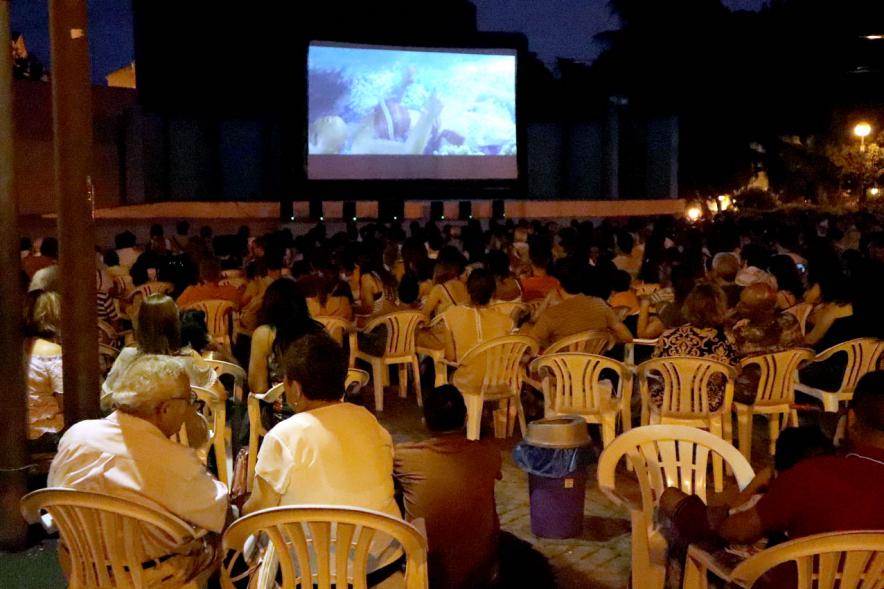 Cine de Verano 13/07/2018 - Panorámica de los asistentes en sus sillas y la pantalla.