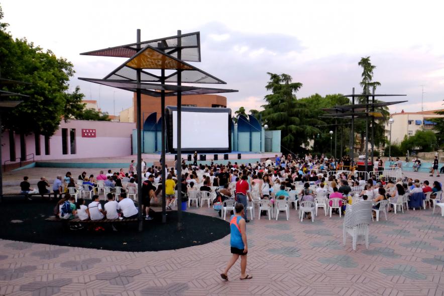 Cine de Verano en el Parque de la Comunidad de Madrid -  Panorámica de los asistentes.