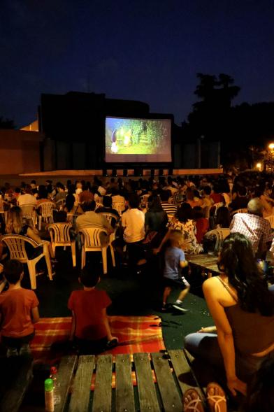 Cine de Verano 13/07/2018 - Panorámica de los asistentes en sus sillas y la pantalla.