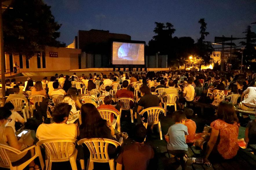 Cine de Verano 13/07/2018 - Panorámica de los asistentes en sus sillas y la pantalla.
