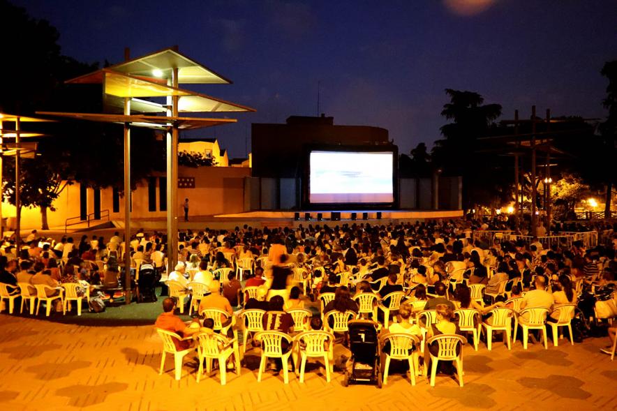 Cine de Verano 13/07/2018 - Panorámica de los asistentes en sus sillas y la pantalla.