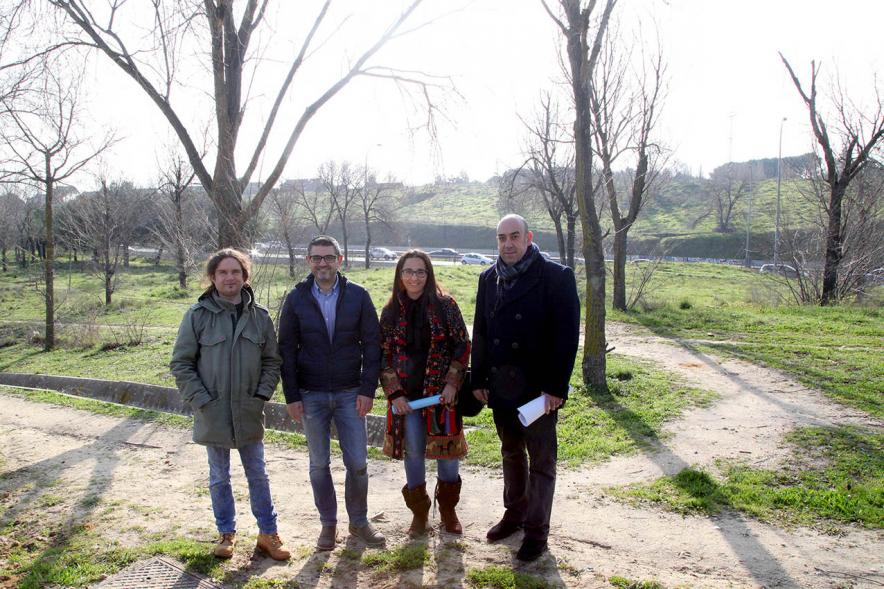 Delegación municipal posa durante la visita