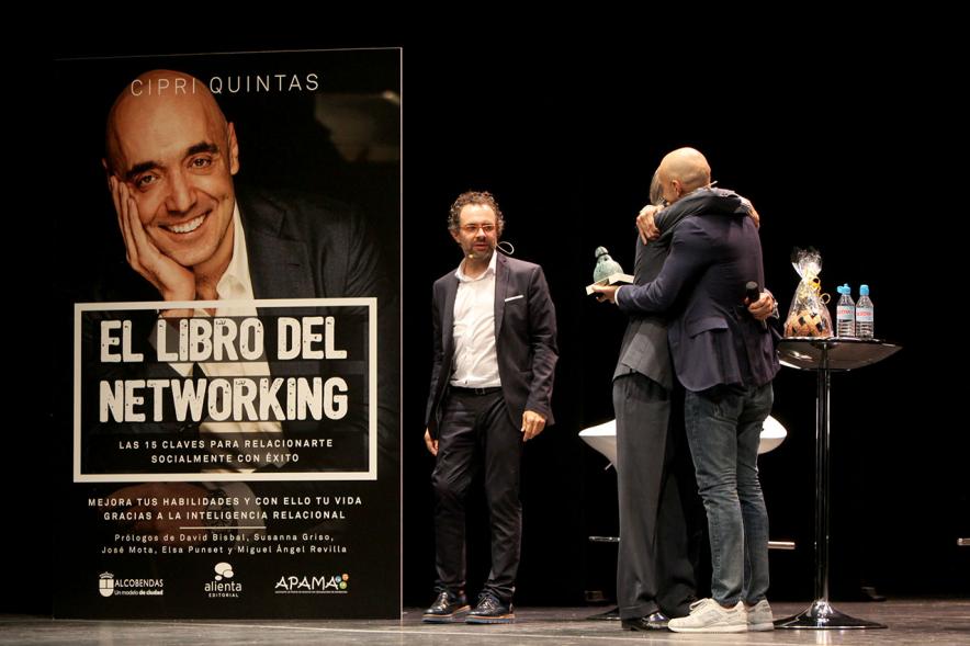 Presentación de "El Libro de Networking" de Cipri Quintas - Imagen de personas en el escenario en un momento de la presentación.