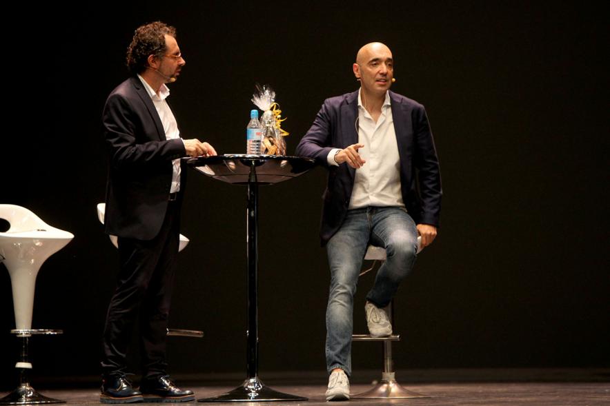 Presentación de "El Libro de Networking" de Cipri Quintas - Imagen del autor del libro y un presentador en el escenario en un momento de la presentación.