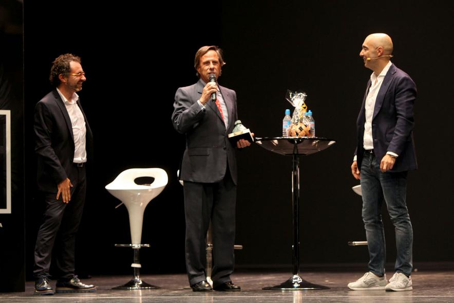 Presentación de "El Libro de Networking" de Cipri Quintas - Imagen del autor del libro y un presentador en el escenario junto al alcalde García de Vinuesa en un momento de la presentación.