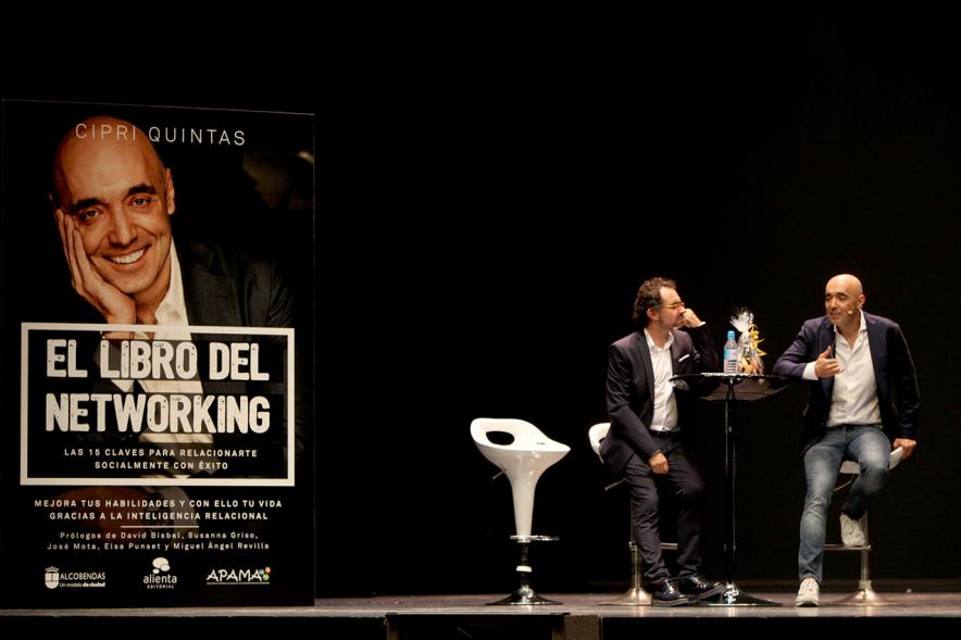 Presentación de "El Libro de Networking" de Cipri Quintas - Imagen del autor del libro y un presentador en el escenario en un momento de la presentación.