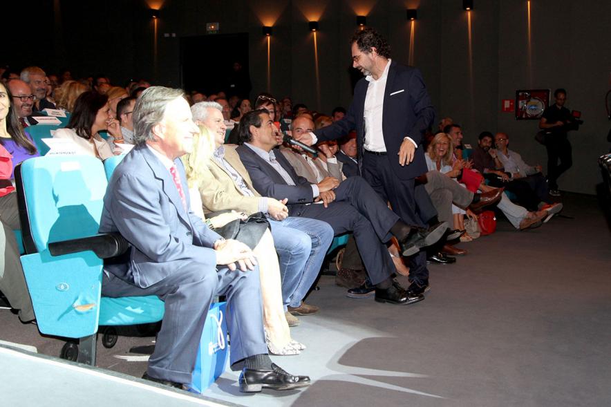 Presentación de "El Libro de Networking" de Cipri Quintas - Imagen del alcalde García de Vinuesa sentado entre el público.