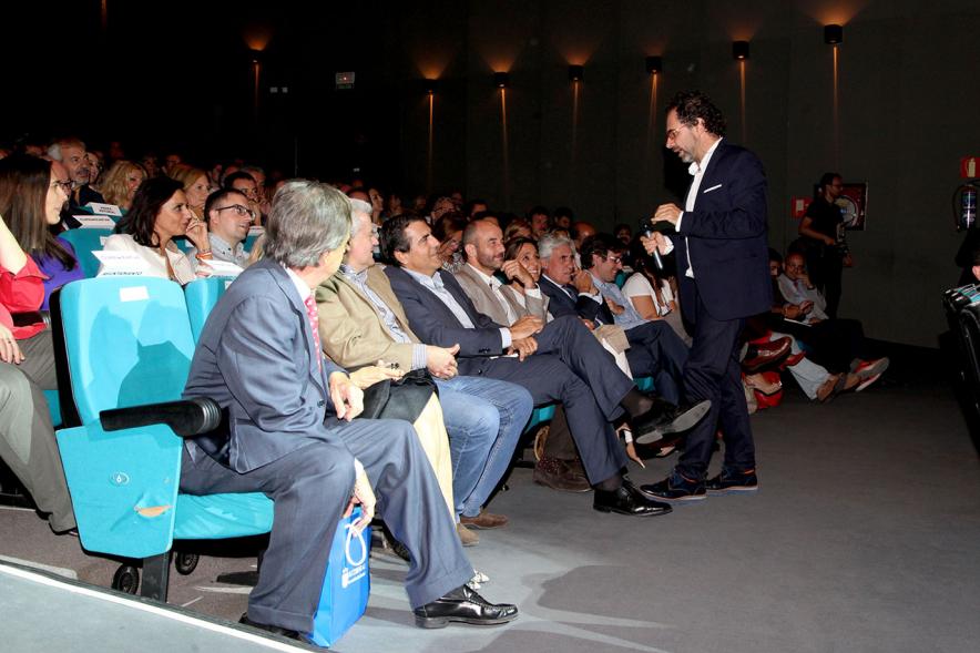 Presentación de "El Libro de Networking" de Cipri Quintas - Imagen del alcalde García de Vinuesa sentado entre el público.