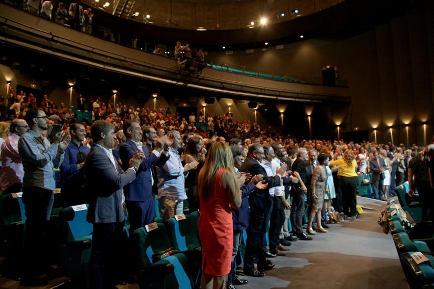 Presentación de "El Libro de Networking" de Cipri Quintas - Imagen del público en pie aplaudiendo.