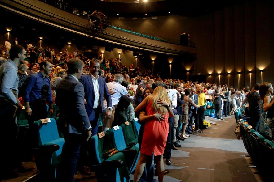 Presentación de "El Libro de Networking" de Cipri Quintas - Imagen del público en pie aplaudiendo.