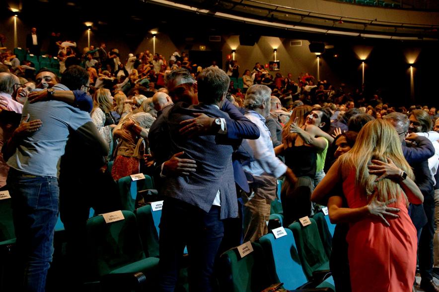 Presentación de "El Libro de Networking" de Cipri Quintas - Imagen del público en pie aplaudiendo.