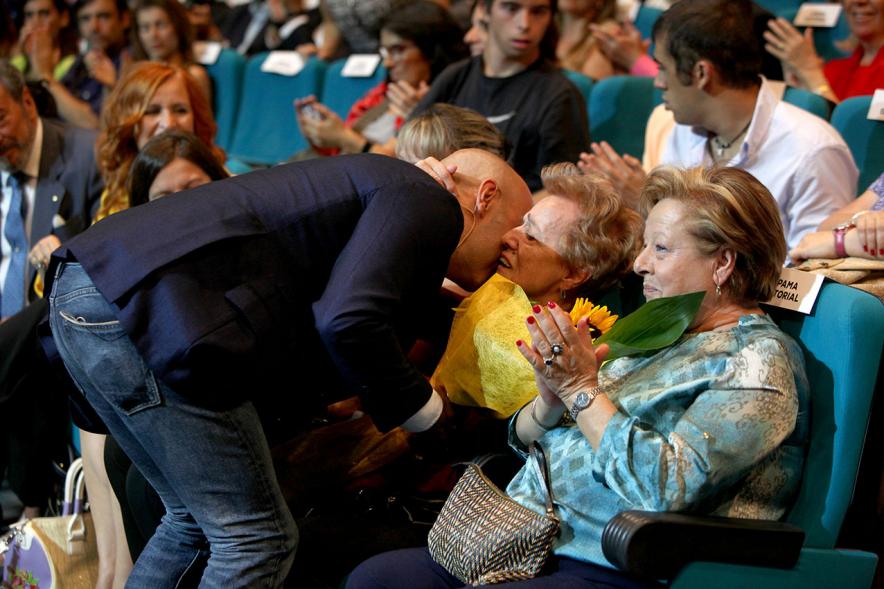 Presentación de "El Libro de Networking" de Cipri Quintas - Imagen del autor del libro saludando a una persona del público.