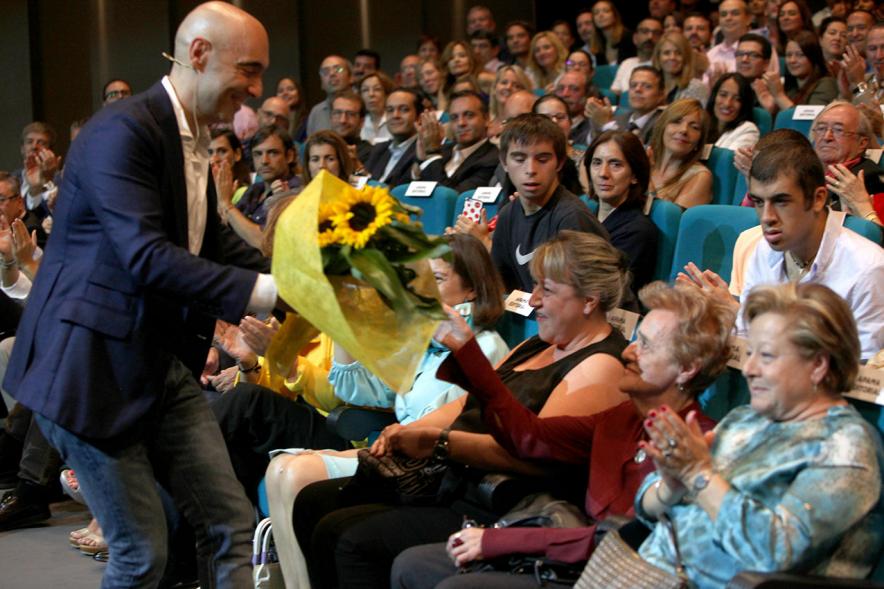 Presentación de "El Libro de Networking" de Cipri Quintas - Imagen del autor del libro entregando un ramo de flores a una persona del público.