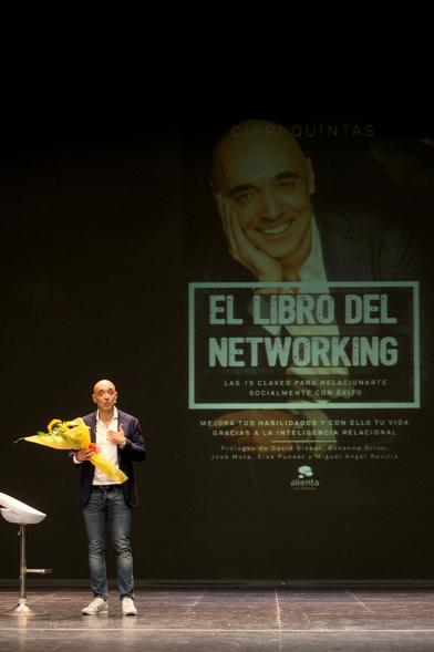 Presentación de "El Libro de Networking" de Cipri Quintas - Imagen del autor del libro con un ramo de flores en el escenario.