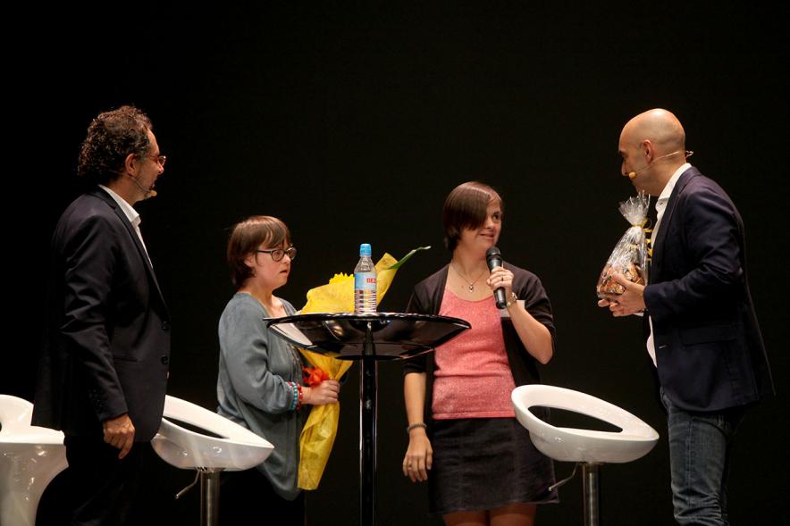 Presentación de "El Libro de Networking" de Cipri Quintas - Imagen del autor del libro y un presentador en el escenario junto a dos mujeres en un momento de la presentación.