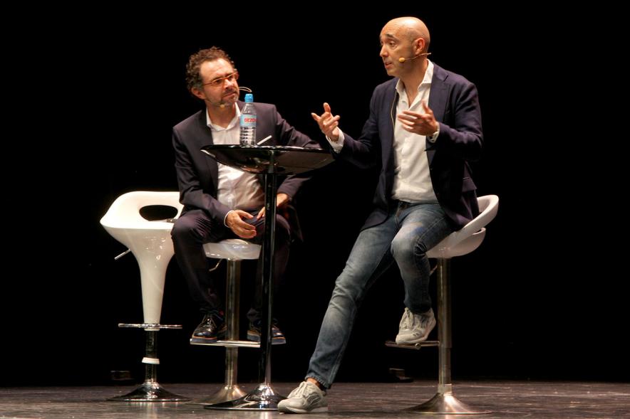 Presentación de "El Libro de Networking" de Cipri Quintas - Imagen del autor del libro y un presentador en el escenario en un momento de la presentación.
