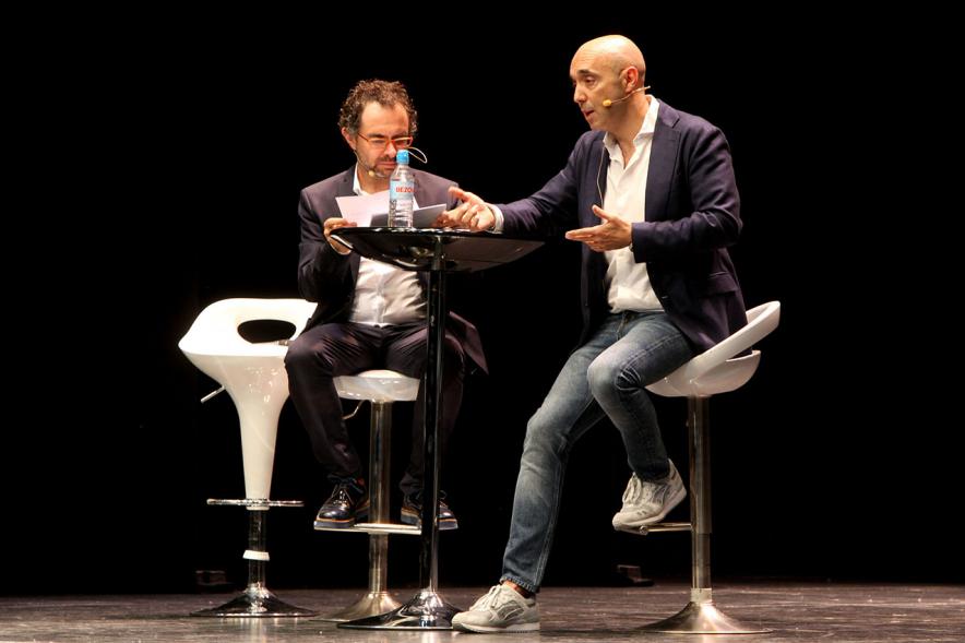 Presentación de "El Libro de Networking" de Cipri Quintas - Imagen del autor del libro y un presentador en el escenario en un momento de la presentación.