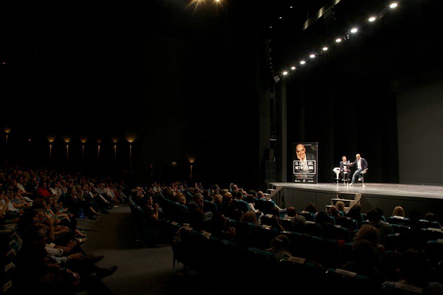 Presentación de "El Libro de Networking" de Cipri Quintas - Imagen lejana del autor del libro y un presentador en el escenario.