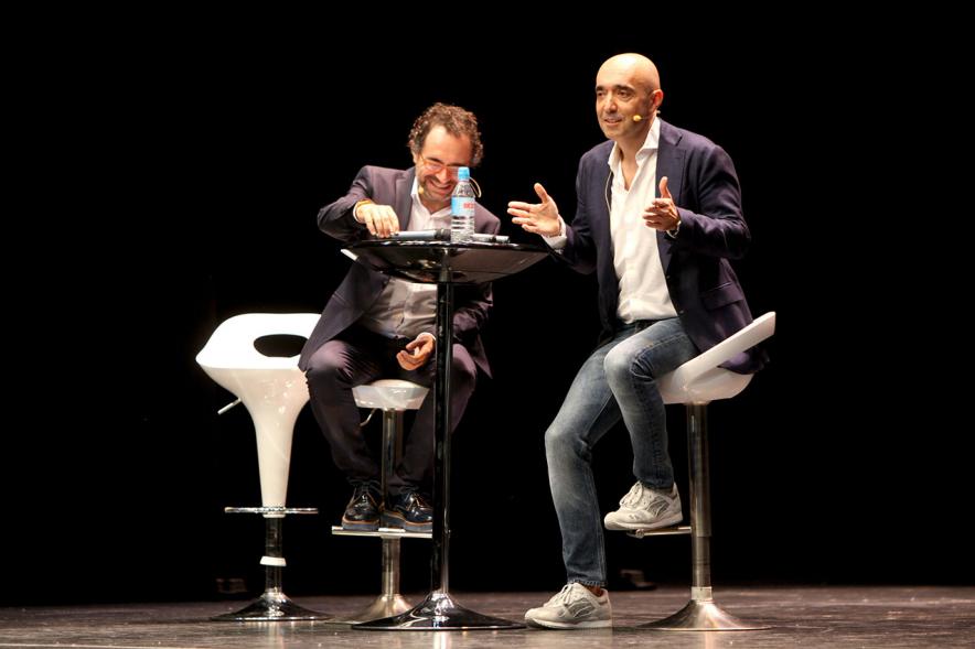 Presentación de "El Libro de Networking" de Cipri Quintas - Imagen del autor del libro y un presentador en el escenario en un momento de la presentación.