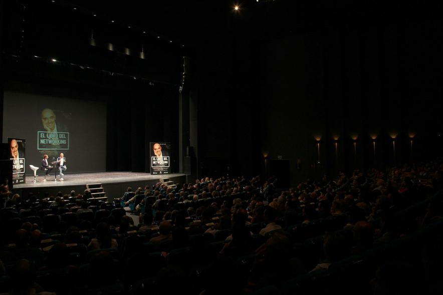 Presentación de "El Libro de Networking" de Cipri Quintas - Imagen lejana del autor del libro y un presentador en el escenario.