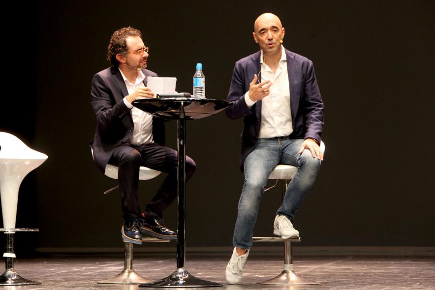 Presentación de "El Libro de Networking" de Cipri Quintas - Imagen del autor del libro y un presentador en el escenario en un momento de la presentación.