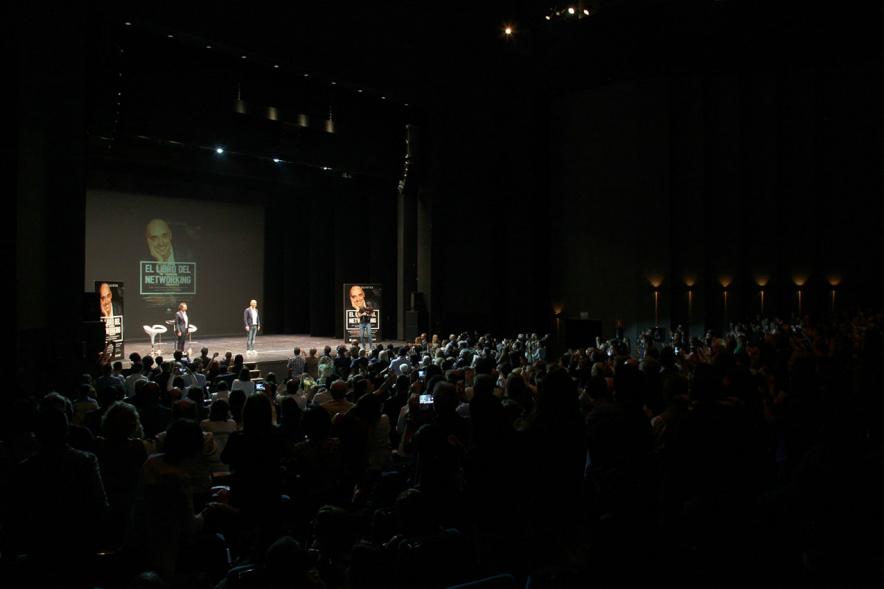 Presentación de "El Libro de Networking" de Cipri Quintas - Imagen lejana del autor del libro y un presentador en el escenario.