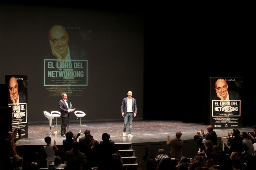 Presentación de "El Libro de Networking" de Cipri Quintas - Imagen lejana del autor del libro y un presentador en el escenario.