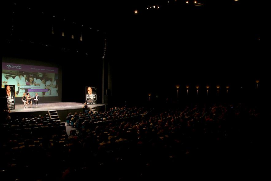 Presentación de "El Libro de Networking" de Cipri Quintas - Imagen lejana del autor del libro y un presentador en el escenario.