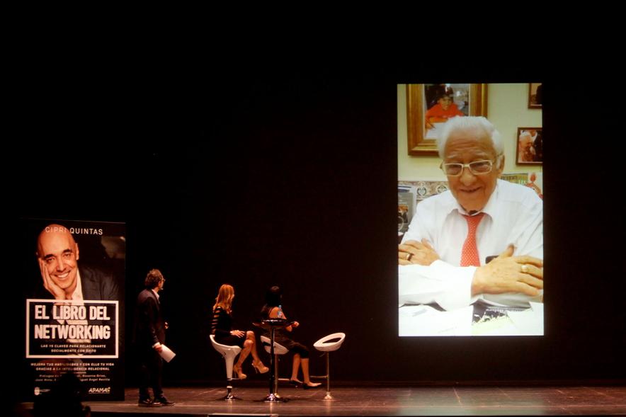 Presentación de "El Libro de Networking" de Cipri Quintas - Imagen del presentador del acto y dos mujeres en el escenario.