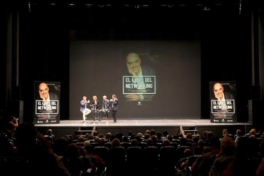 Presentación de "El Libro de Networking" de Cipri Quintas - Imagen lejana del escenario.