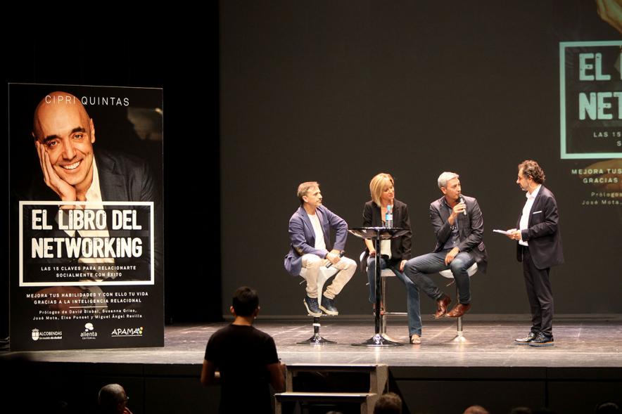 Presentación de "El Libro de Networking" de Cipri Quintas - Imagen del presentador del acto y varias personas en el escenario.