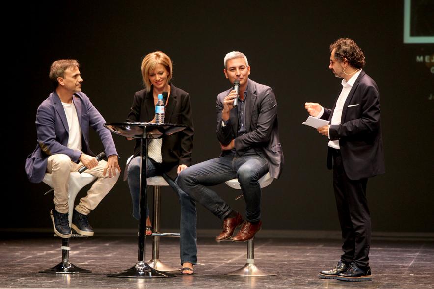 Presentación de "El Libro de Networking" de Cipri Quintas - Imagen del presentador del acto y varias personas en el escenario.