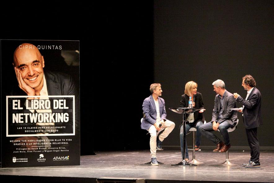Presentación de "El Libro de Networking" de Cipri Quintas - Imagen del presentador del acto y varias personas en el escenario.